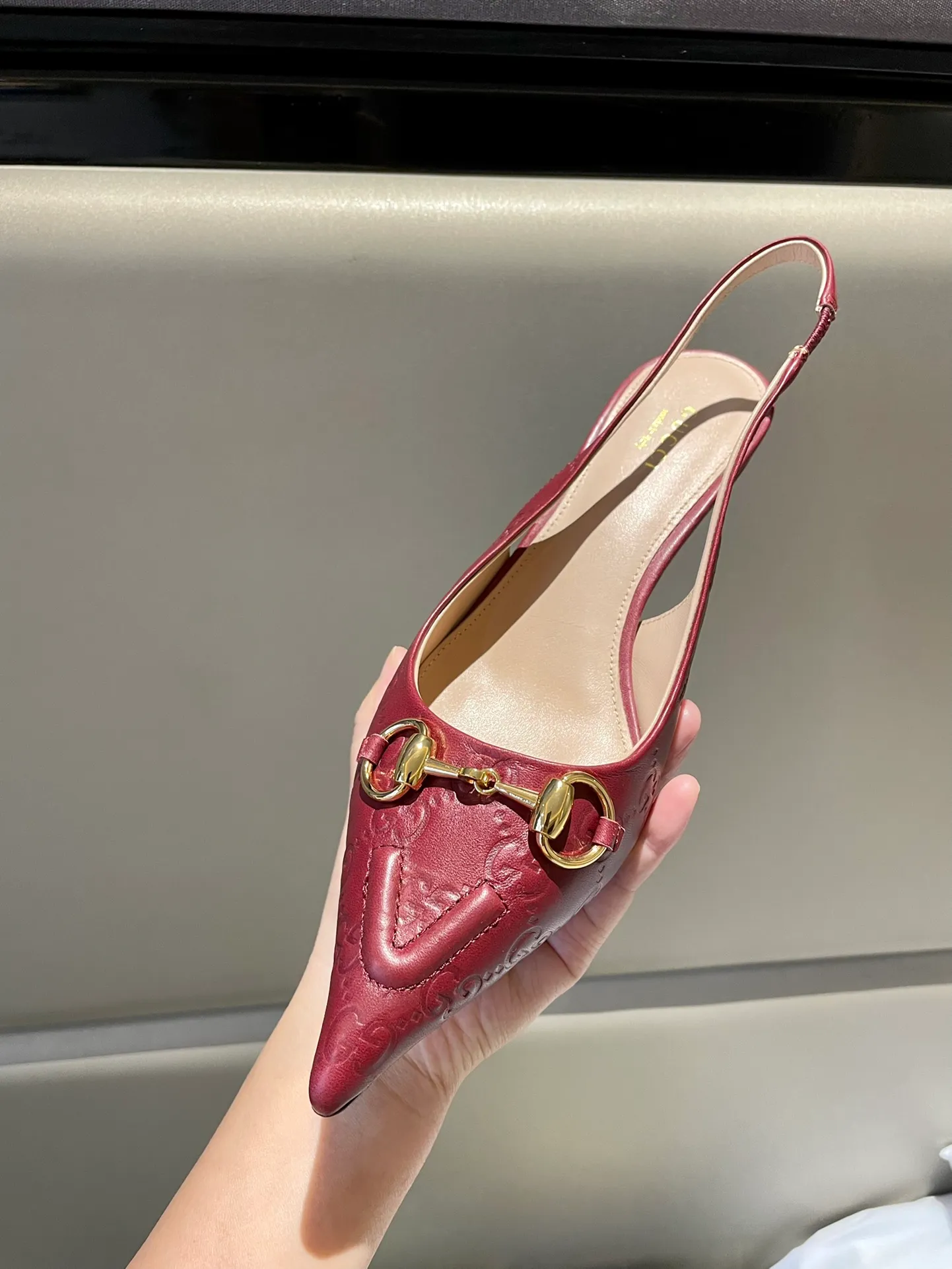 👟👟Ex-factory price 580👟👟 2024 G family’s new GUcc𝐢 horsebit pump sandals with pointed toes, elastic straps and kitten heels complement each other to create a comfortable and fitting design, and the back-lace pumps are the essence of design. Hot-drilling process Upper: Imported high-grade G G canvas Lining/foot pads: Full-grain high-grade lambskin Sole: Italian top-grade genuine leather sole Heel height: 10.5cm Fitting size: 35-42 (40/41/42 custom-made, non-refundable)